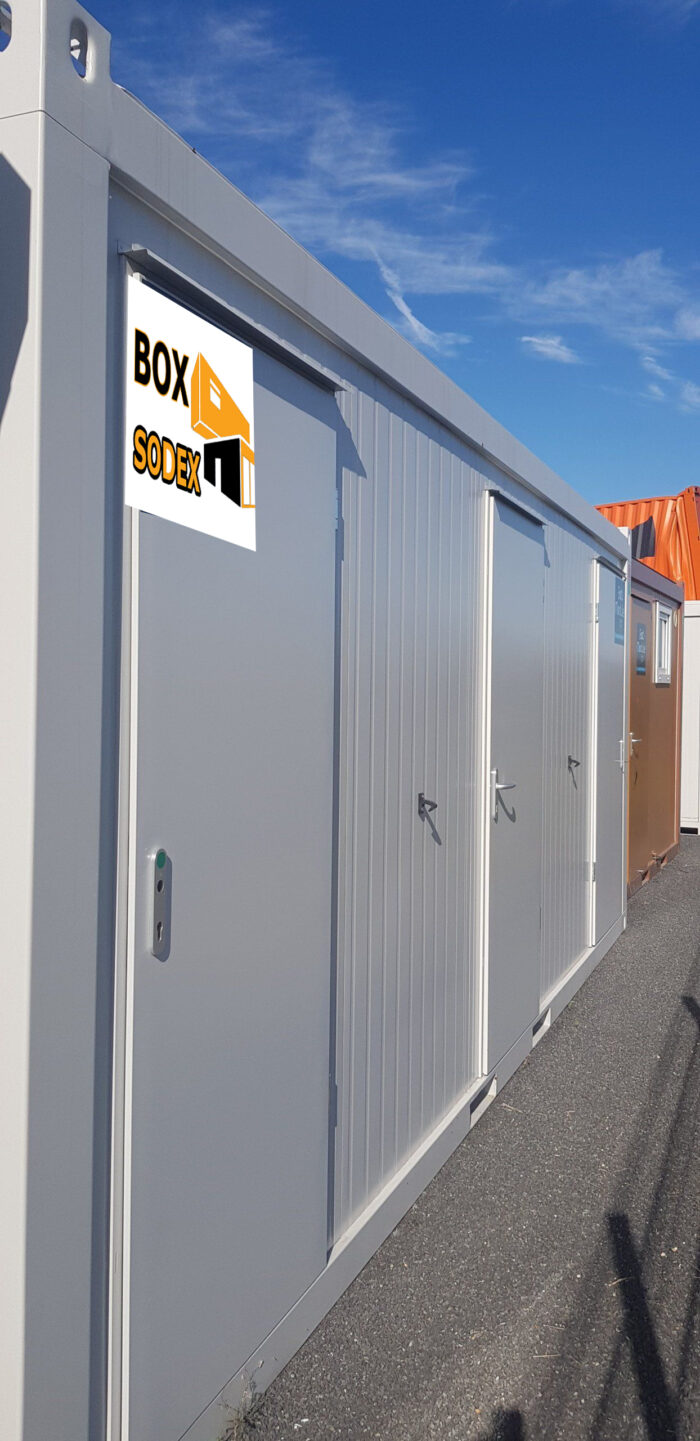 BATIMODULE 20′ Sanitaire (4 WC-1 WC PMR-2 URINOIRS-3 LAVABOS)
