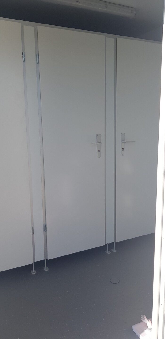 BATIMODULE 20′ Sanitaire (4 WC-1 WC PMR-2 URINOIRS-3 LAVABOS) – Image 6